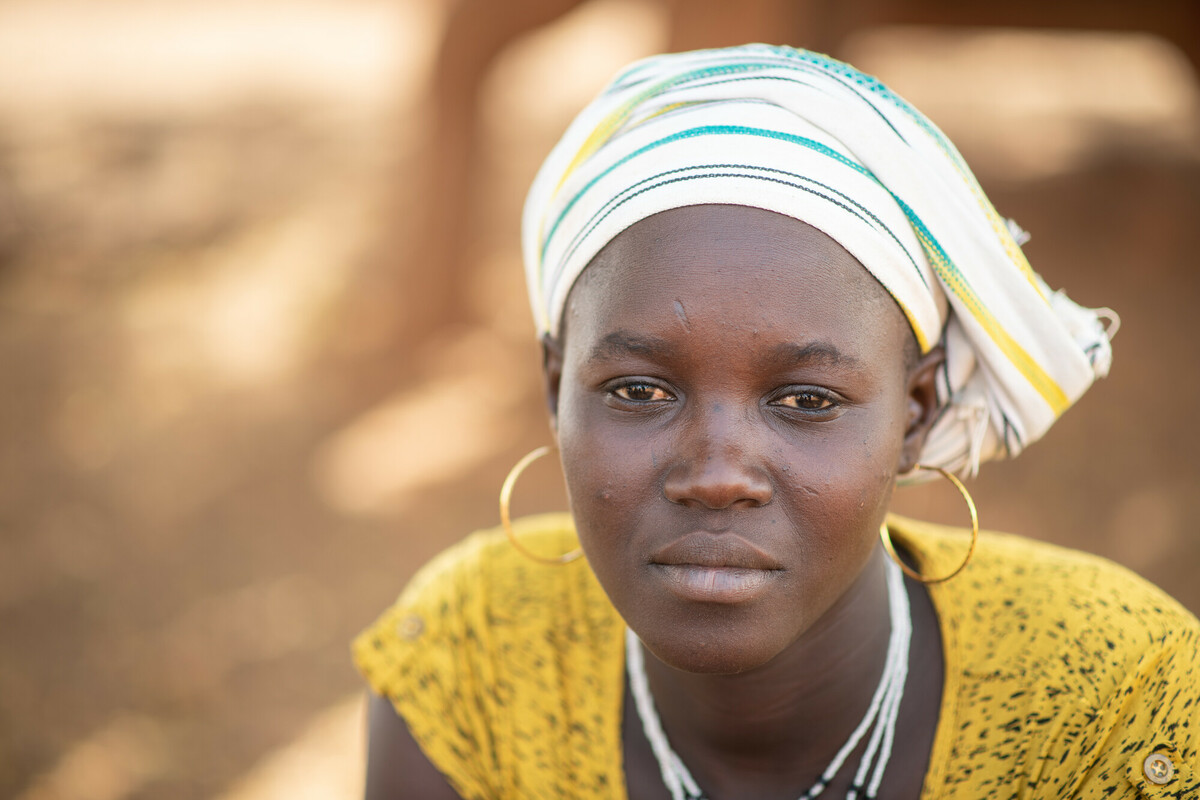 Porträttbild på Mariam som är internflykting i Kaya, Burkina Faso.